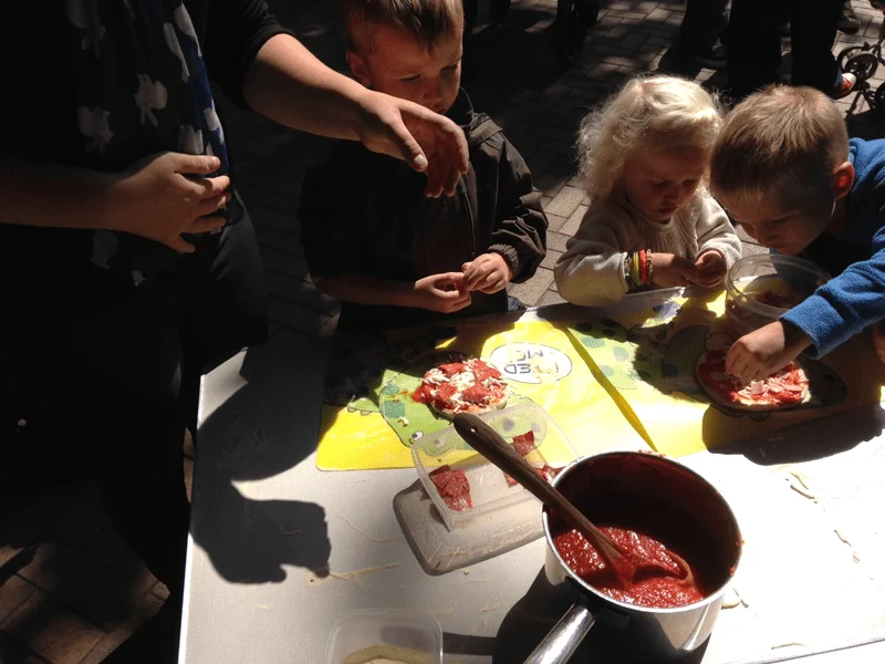 Kids making pizza